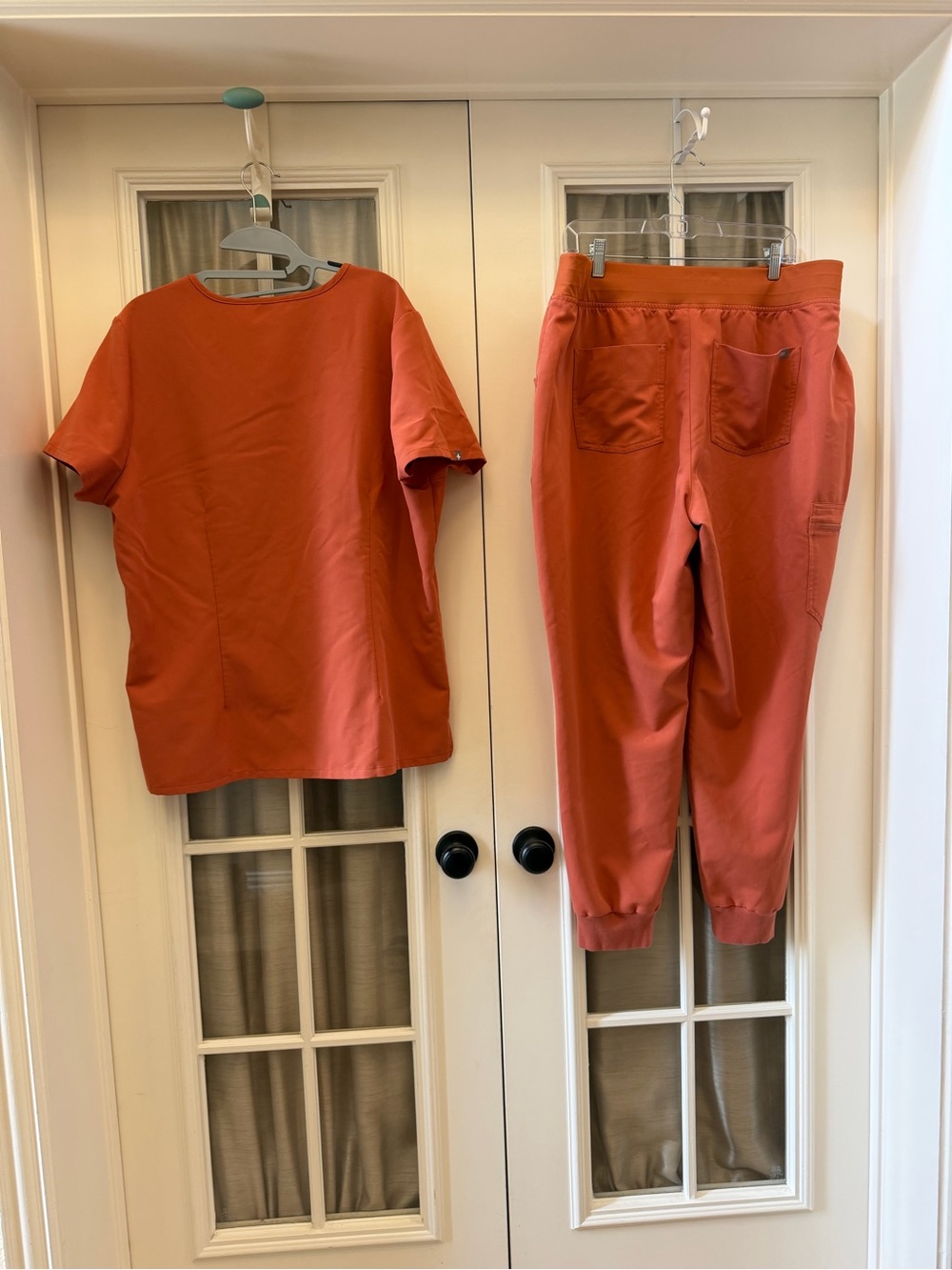 XXL Figs Women’s Terra Cotta Orange Scrubs Joggers Set EUC - Picture 2 of 2